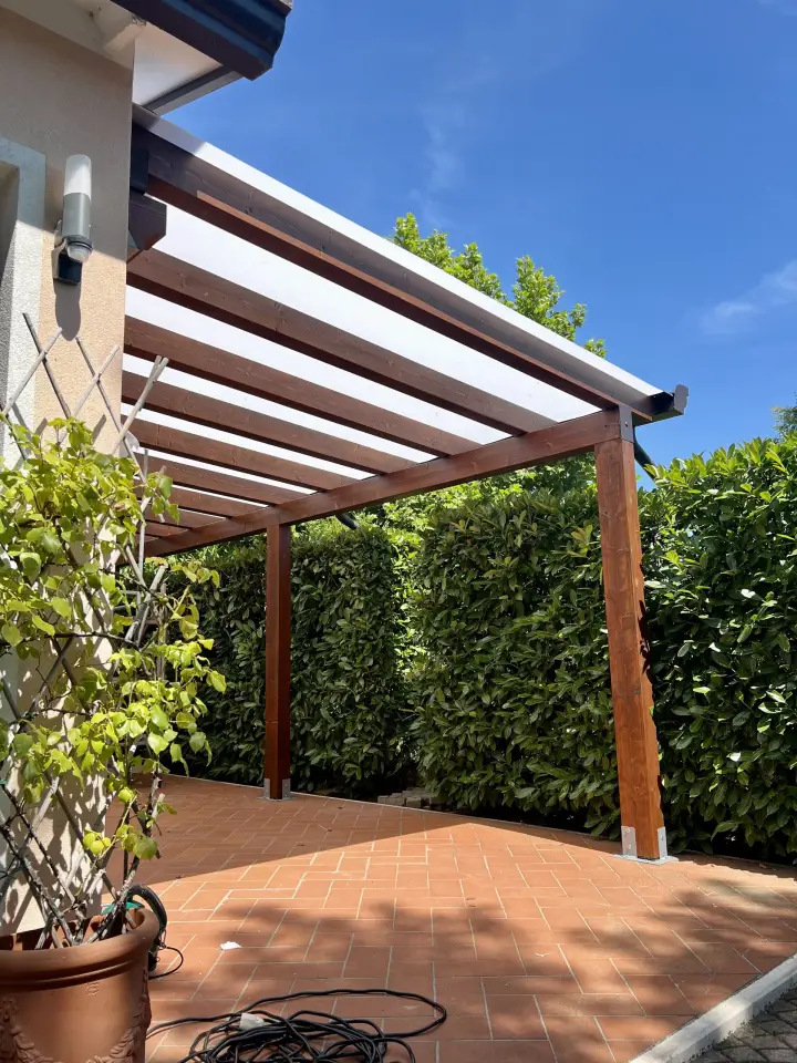 Dettaglio tettoia in policarbonato